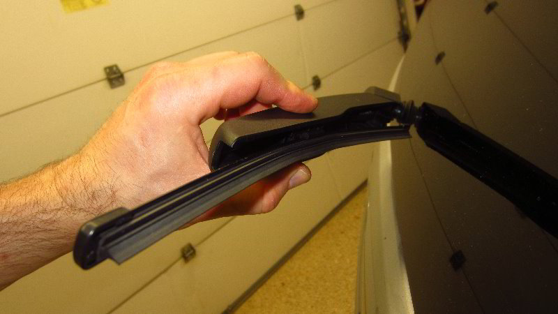 Ford-EcoSport-Rear-Wiper-Blade-Replacement-Guide-014