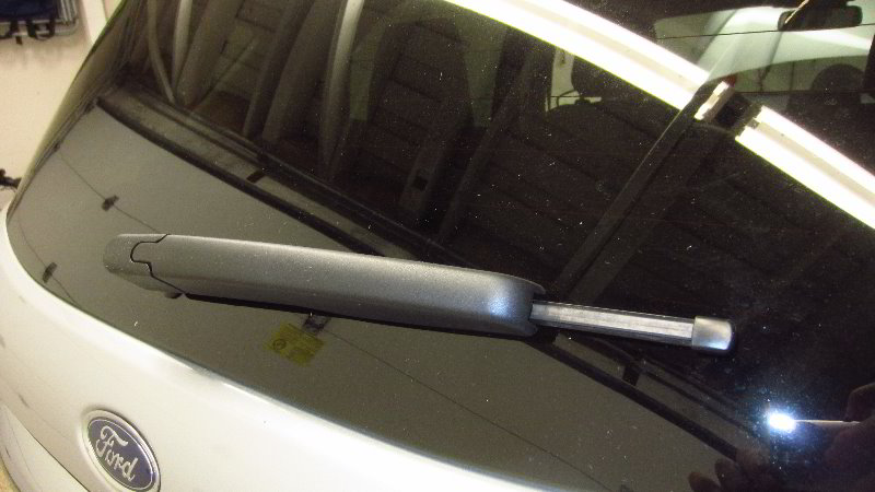 Ford-EcoSport-Rear-Wiper-Blade-Replacement-Guide-015