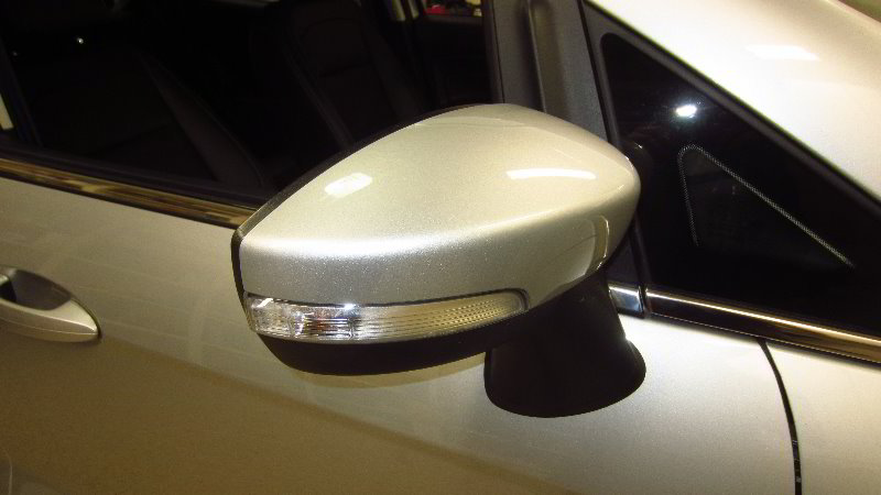 Ford-EcoSport-Side-View-Mirror-Turn-Signal-Light-Bulb-Replacement-Guide-001