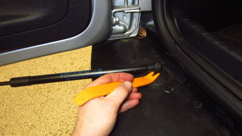 Ford-EcoSport-Tailgate-Strut-Replacement-Guide-003