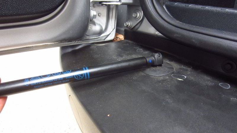 Ford-EcoSport-Tailgate-Strut-Replacement-Guide-011