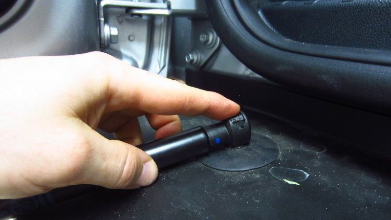 Ford-EcoSport-Tailgate-Strut-Replacement-Guide-012