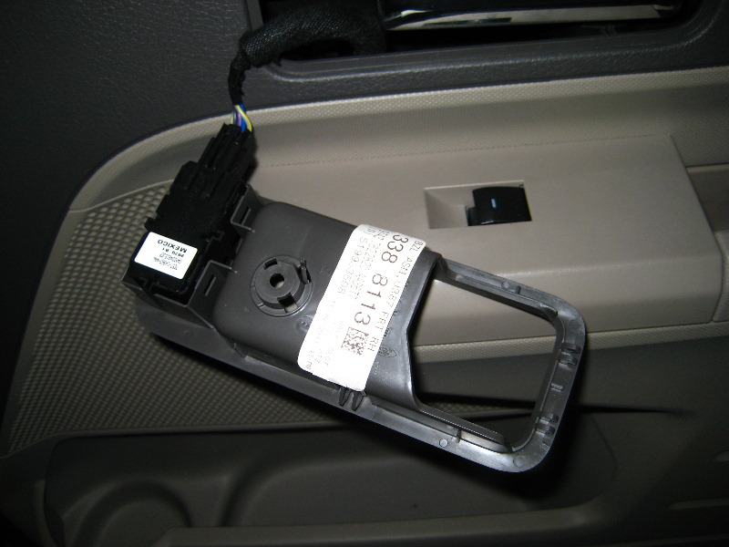 Ford-Edge-Front-Door-Speaker-Replacement-Guide-020