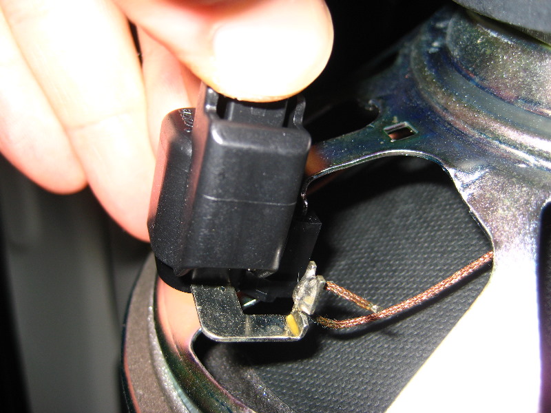 Ford-Edge-Front-Door-Speaker-Replacement-Guide-040