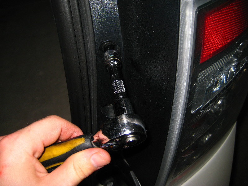 Ford-Edge-Tail-Light-Bulbs-Replacement-Guide-004