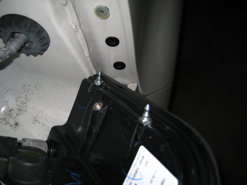 Ford-Edge-Tail-Light-Bulbs-Replacement-Guide-008