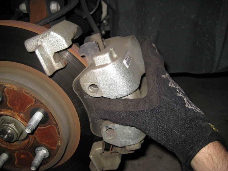 Ford-Escape-Front-Brake-Pads-Replacement-Guide-021