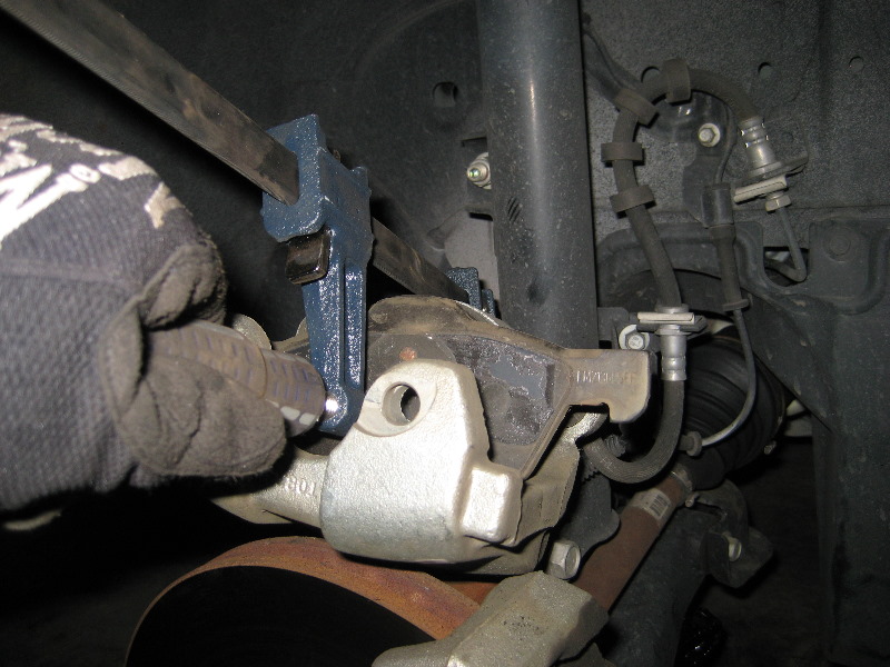 Ford-Escape-Front-Brake-Pads-Replacement-Guide-027