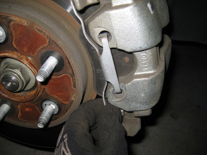 Ford-Escape-Front-Brake-Pads-Replacement-Guide-039