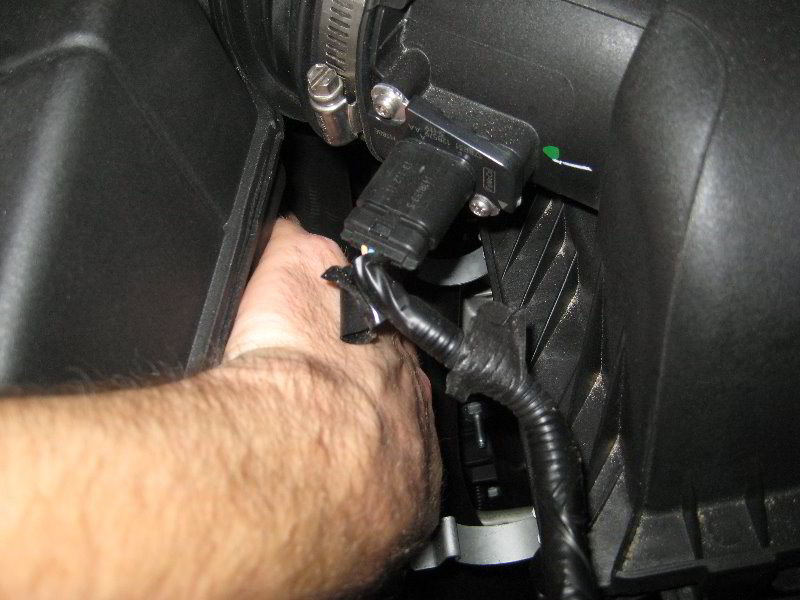 Ford-Explorer-Engine-Air-Filter-Replacement-Guide-004