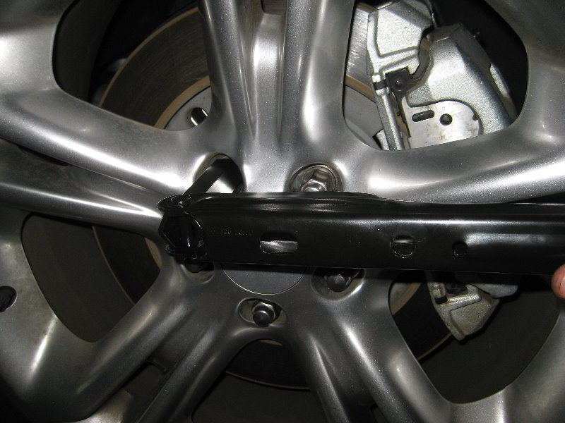 Ford-Explorer-Front-Brake-Pads-Replacement-Guide-036