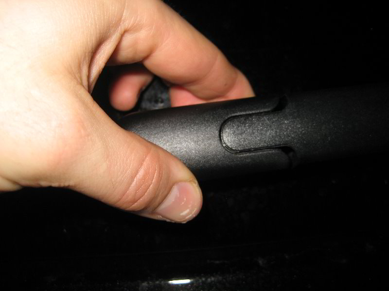 Ford-Explorer-Rear-Window-Wiper-Blade-Replacement-Guide-002