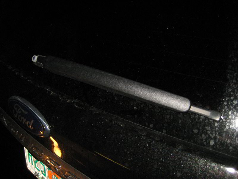 Ford-Explorer-Rear-Window-Wiper-Blade-Replacement-Guide-004
