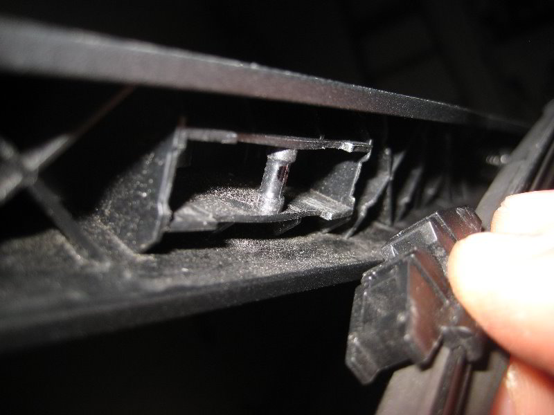 Ford-Explorer-Rear-Window-Wiper-Blade-Replacement-Guide-009