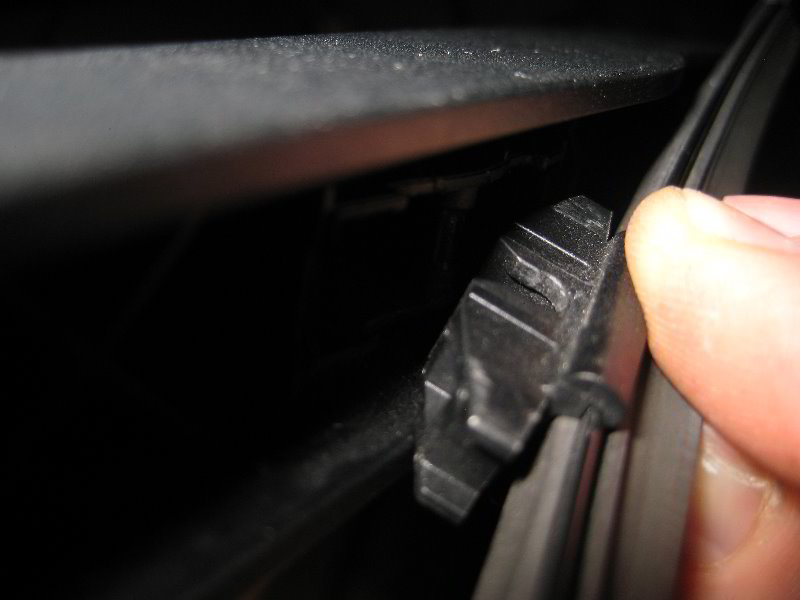 Ford-Explorer-Rear-Window-Wiper-Blade-Replacement-Guide-010