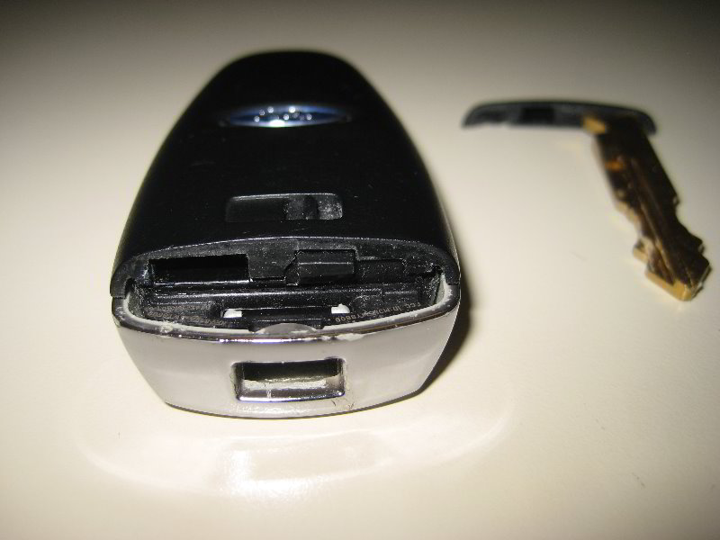 Ford-Explorer-Smart-Key-Fob-Battery-Replacement-Guide-005