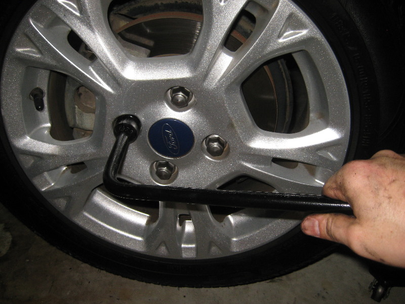 Ford-Fiesta-Front-Brake-Pads-Replacement-Guide-039