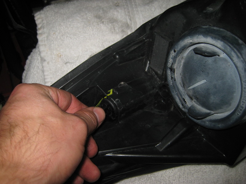 Ford-Fiesta-Headlight-Bulbs-Replacement-Guide-046