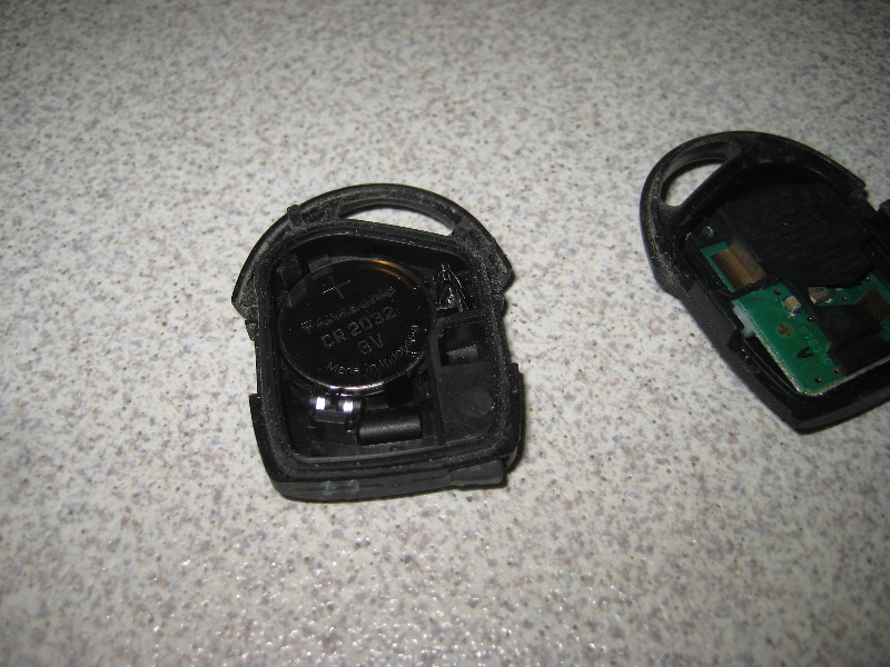 Ford-Fiesta-Key-Fob-Battery-Replacement-Guide-013