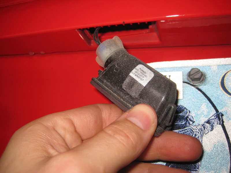 Ford-Fiesta-License-Plate-Light-Bulbs-Replacement-Guide-004