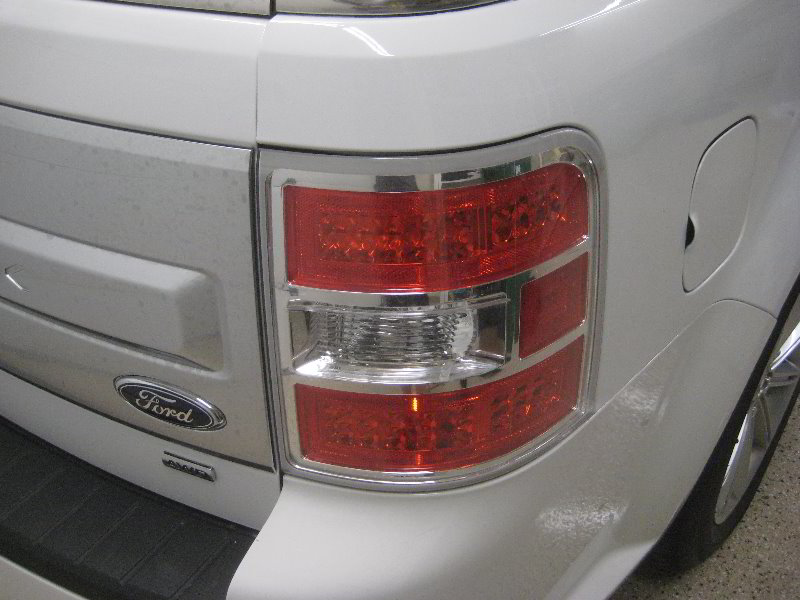 Ford-Flex-Reverse-Tail-Light-Bulbs-Replacement-Guide-001