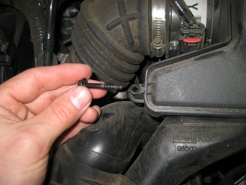 Ford-Focus-Engine-Air-Filter-Replacement-Guide-004