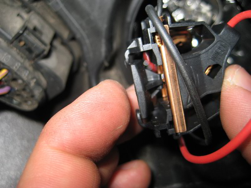 Ford-Focus-Headlight-Bulbs-Replacement-Guide-026
