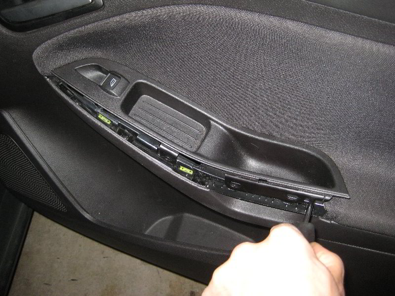 Ford-Focus-Interior-Door-Panel-Removal-Guide-012