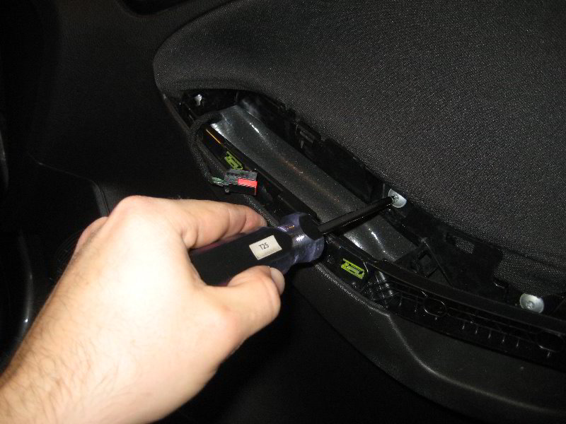 Ford-Focus-Interior-Door-Panel-Removal-Guide-048