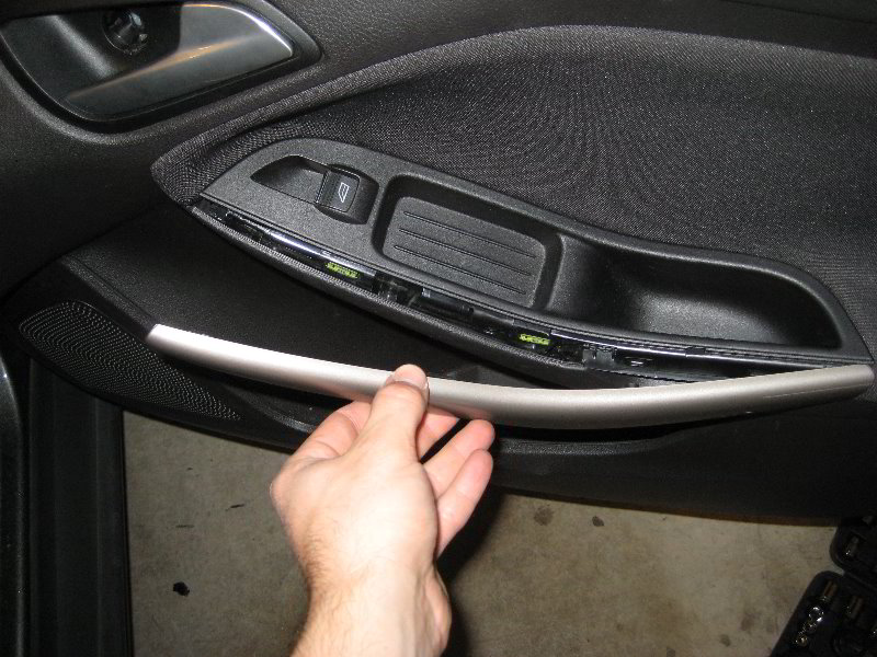 Ford-Focus-Interior-Door-Panel-Removal-Guide-054