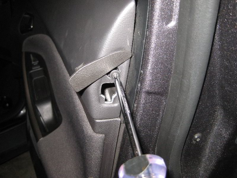 Ford-Focus-Interior-Door-Panel-Removal-Guide-058