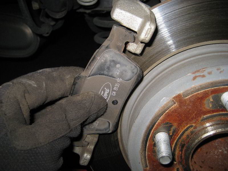 Ford-Focus-Rear-Brake-Pads-Replacement-Guide-027