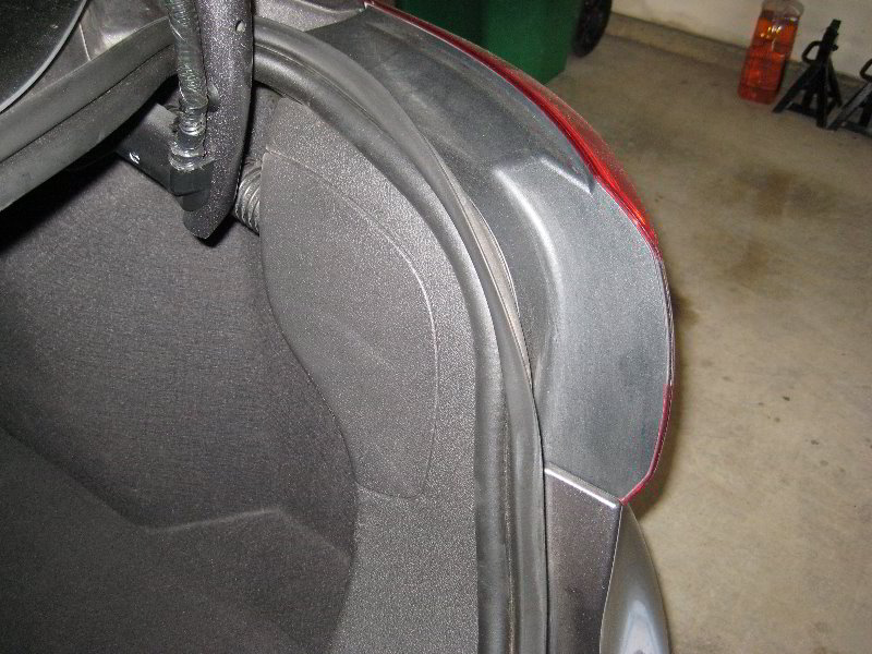 Ford-Focus-Tail-Light-Bulbs-Replacement-Guide-002