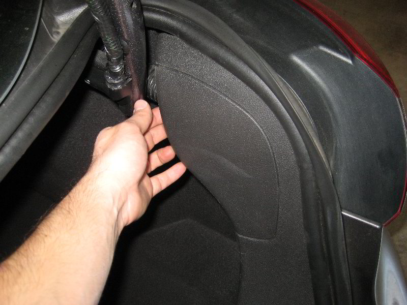 Ford-Focus-Tail-Light-Bulbs-Replacement-Guide-003