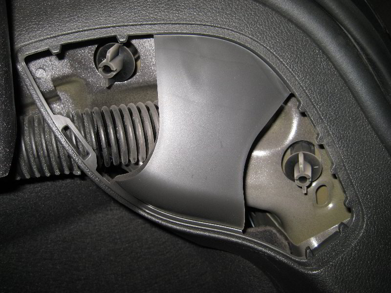 Ford-Focus-Tail-Light-Bulbs-Replacement-Guide-005