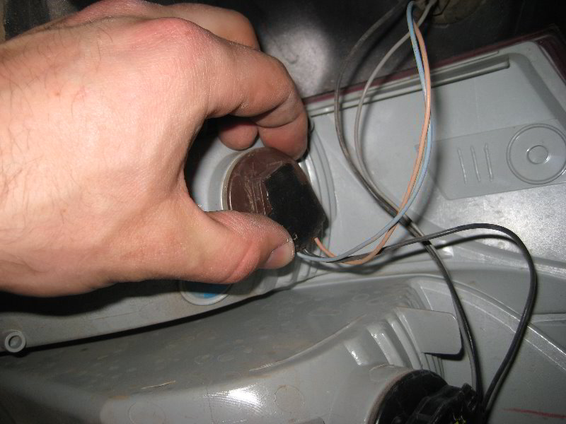 Ford-Focus-Tail-Light-Bulbs-Replacement-Guide-013