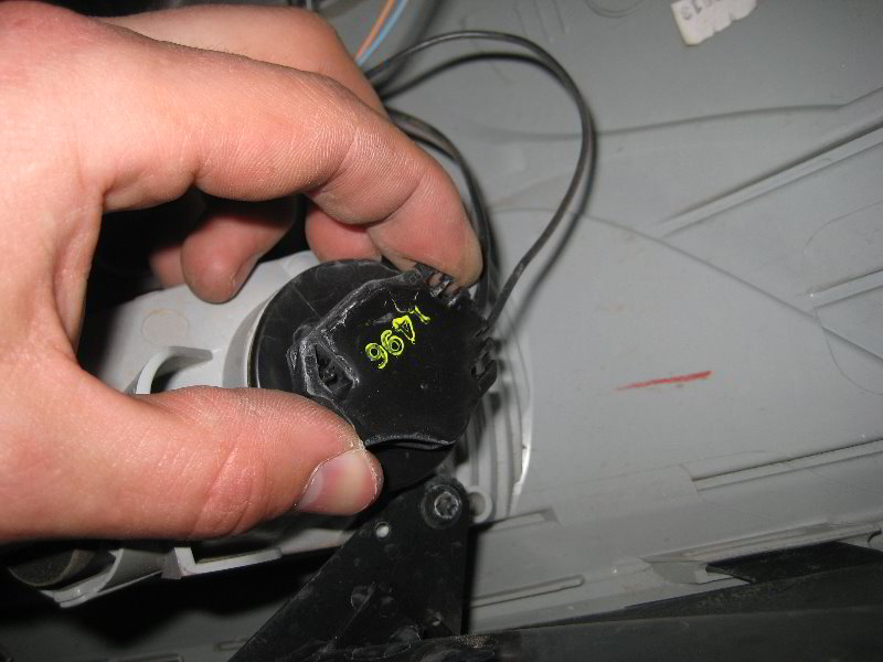 Ford-Focus-Tail-Light-Bulbs-Replacement-Guide-019