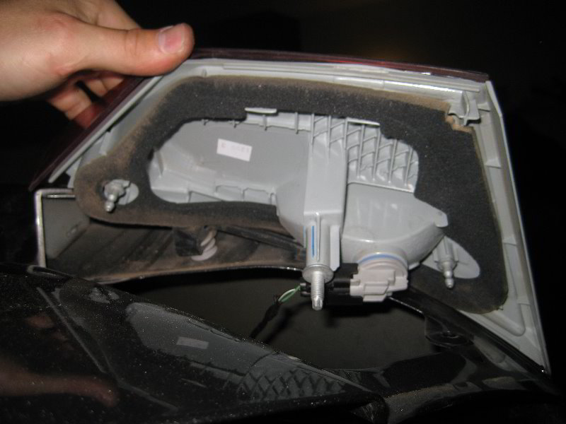 Ford-Focus-Tail-Light-Bulbs-Replacement-Guide-040