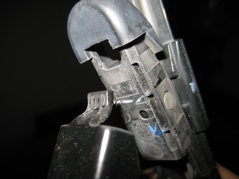 FordFocusWindshieldWiperBladesReplacementGuide006