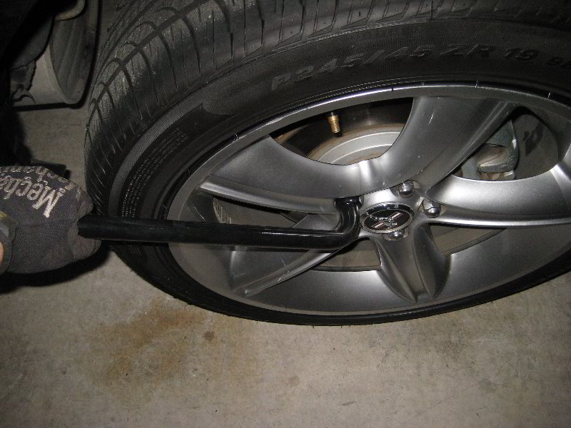 Ford-Mustang-Rear-Brake-Pads-Replacement-Guide-002