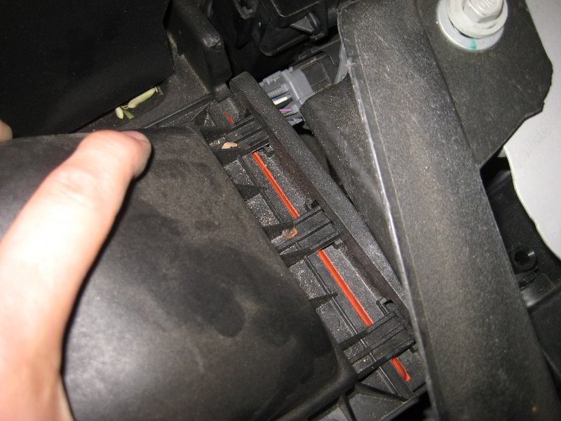 Ford-Taurus-Duratec-35-Engine-Air-Filter-Replacement-Guide-013