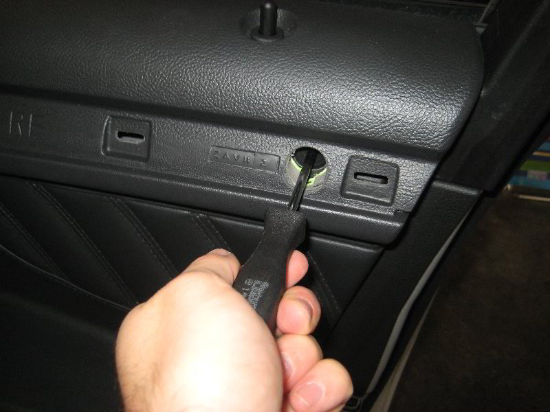 Ford-Taurus-Interior-Door-Panels-Removal-Guide-010