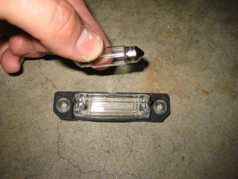 Ford-Taurus-License-Plate-Light-Bulbs-Replacement-Guide-006