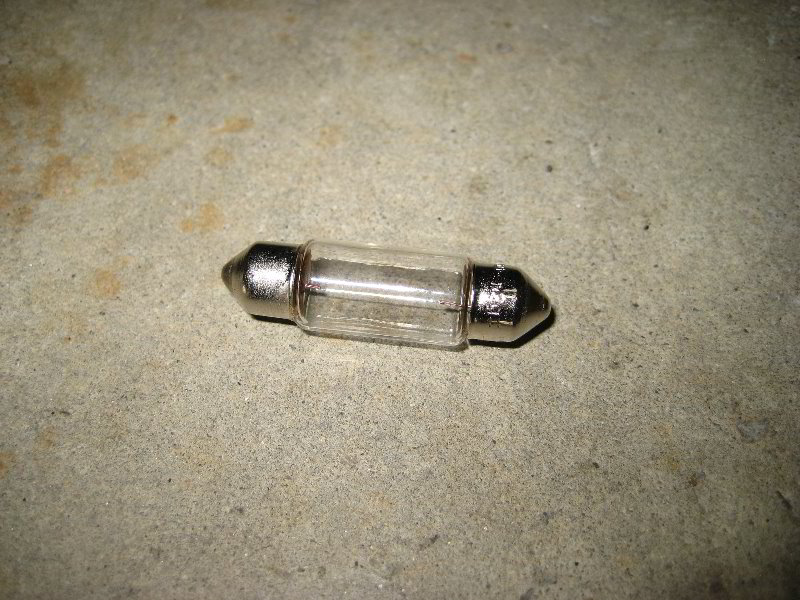 Ford-Taurus-License-Plate-Light-Bulbs-Replacement-Guide-007