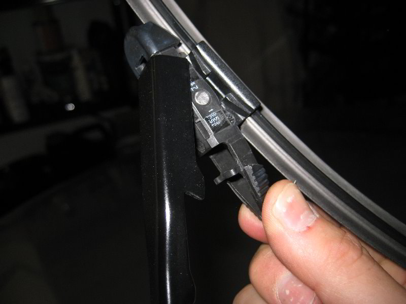 Ford-Taurus-Windshield-Window-Wiper-Blades-Replacement-Guide-005