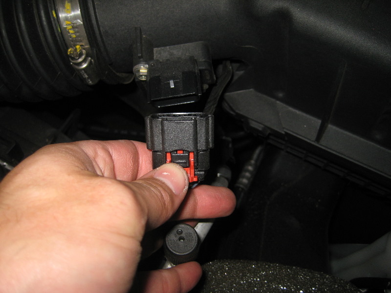 GM-Chevrolet-Camaro-Headlight-Bulbs-Replacement-Guide-007
