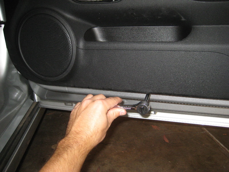 GM-Chevrolet-Camaro-Interior-Door-Panel-Removal-Guide-011
