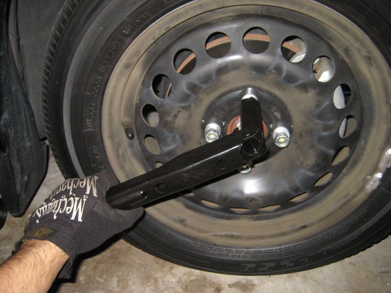 Chevrolet-Cobalt-Front-Brake-Pads-Replacement-Guide-005