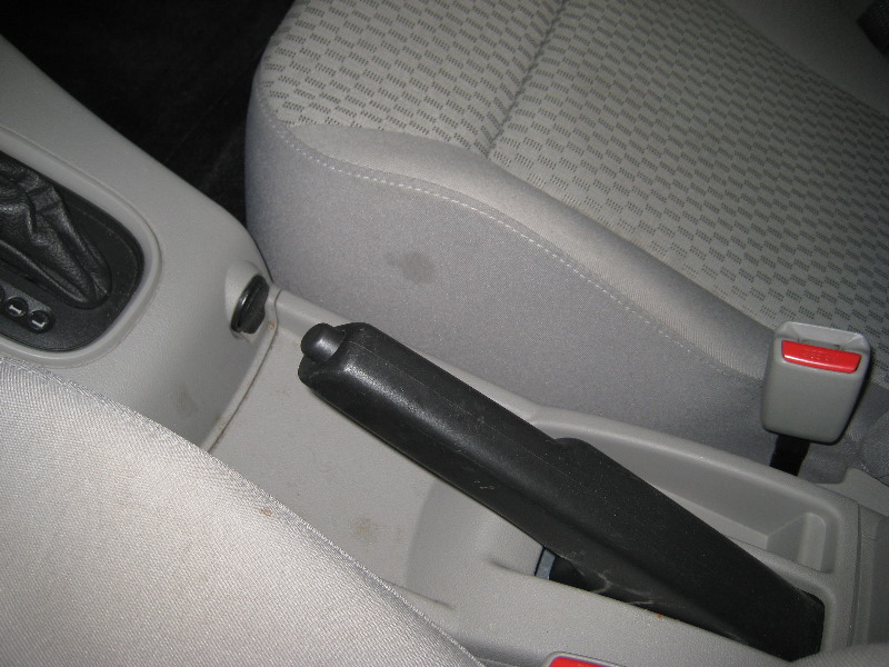 Chevrolet-Cobalt-Front-Brake-Pads-Replacement-Guide-006