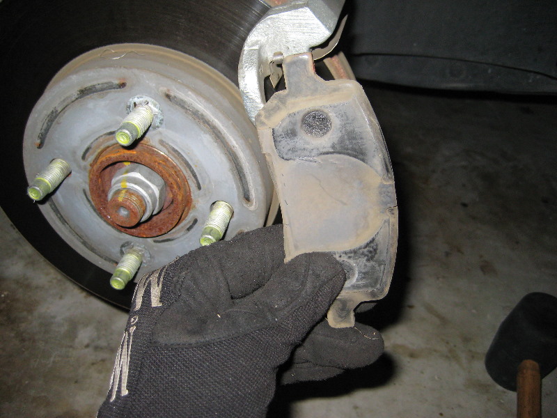 Chevrolet-Cobalt-Front-Brake-Pads-Replacement-Guide-016